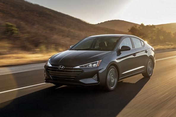 Sedán compacto de Hyundai Elantra en forma actualizada