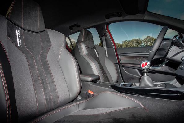 Revisión del hatchback de cinco puertas cargado Peugeot 308 GTi Foto 10