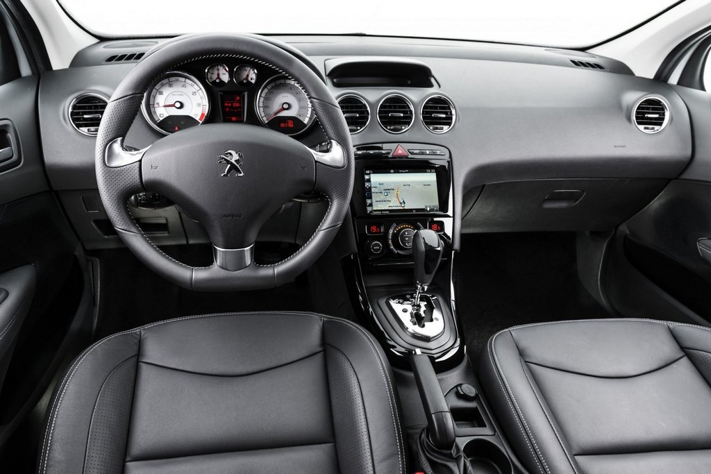 El examen sedán compacto de Peugeot 408
