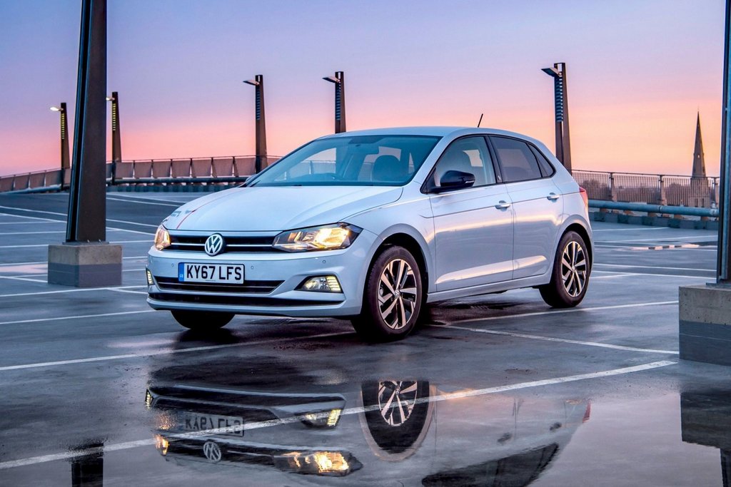 Cinco puertas hatchback Volkswagen Polo de la sexta encarnación
