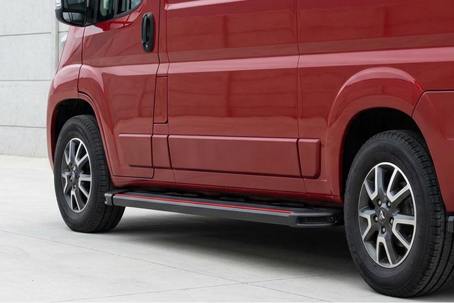 Fiat Ducato 2006-2025 Estribos Laterales Maya Red (2 uds., Aluminio) Image