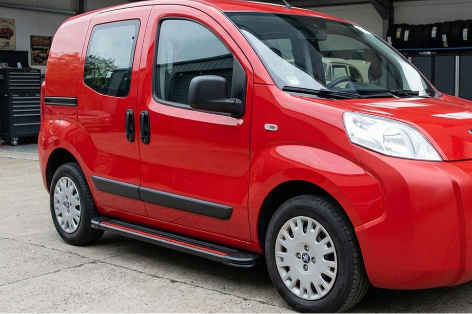 Fiat Fiorino/Qubo 2008-2024 Estribos Laterales Maya Red (2 uds., Aluminio) Foto 1