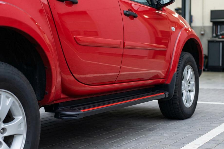 Fiat Fullback 2016- Estribos Laterales Maya Red (2 uds., Aluminio) Image