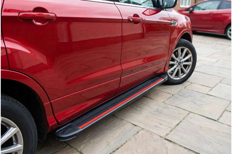Ford Kuga/Escape 2013-2019 Estribos Laterales Maya Red (2 uds., Aluminio) Con molduras en las puertas Foto 1