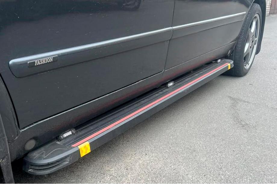 Mercedes Vito W638 1996-2003 Estribos Laterales Maya Red (2 uds., Aluminio) Image