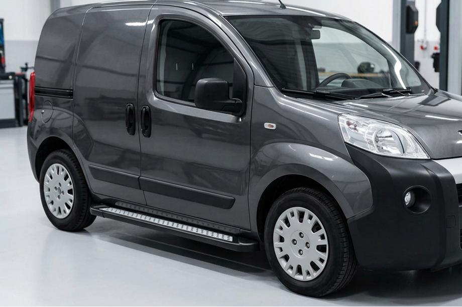 Fiat Fiorino/Qubo 2008-2024 Estribos Laterales New Vision Black (2 uds., Aluminio) Foto 1