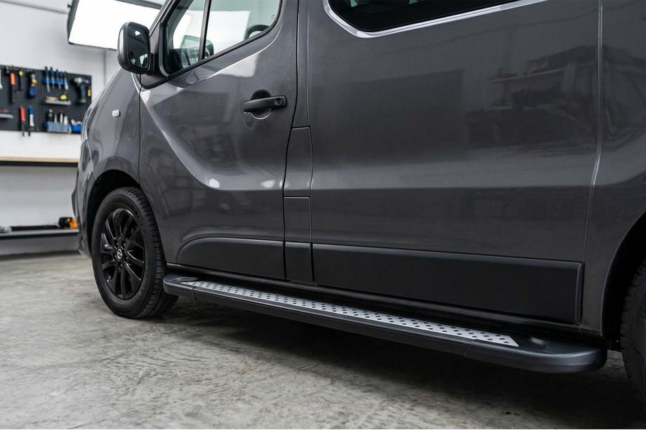 Nissan NV300/Primastar 2016- Estribos Laterales New Vision Black (2 uds., Aluminio) Image