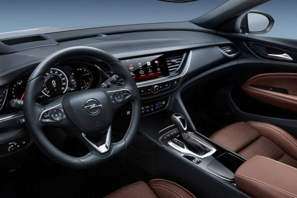 Revisión de liftback de tamaño mediano Opel Insignia Grand Sport Foto 13