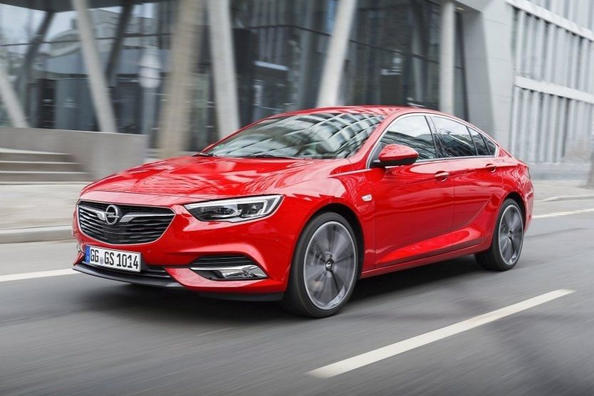 Revisión de liftback de tamaño mediano Opel Insignia Grand Sport Foto 10