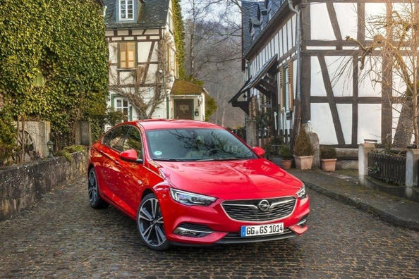 Revisión de liftback de tamaño mediano Opel Insignia Grand Sport Foto 4