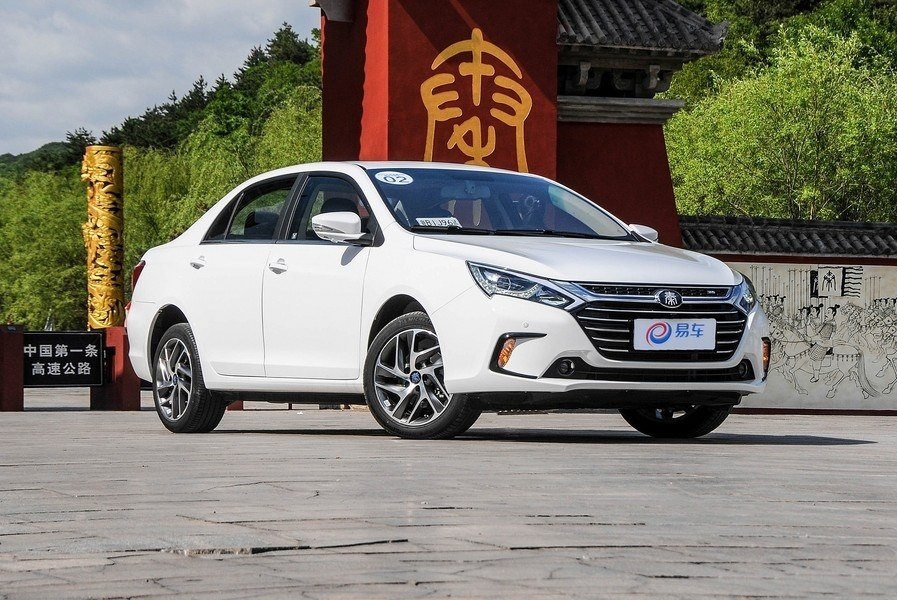 El examen híbrida de la berlina de BYD Qin 100
