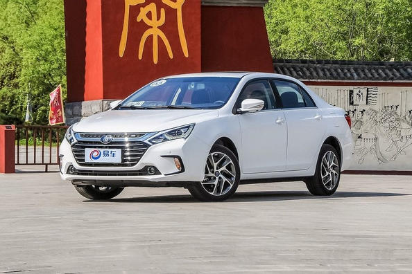 El examen híbrida de la berlina de BYD Qin 100