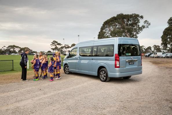 El examen de la camioneta Toyota Hiace de la nueva generación Foto 9