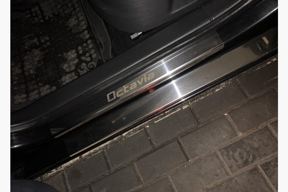 Skoda Octavia II A5 2010-2013 Embellecedores de estriberas Carmos (8 uds., acero inoxidable) Image