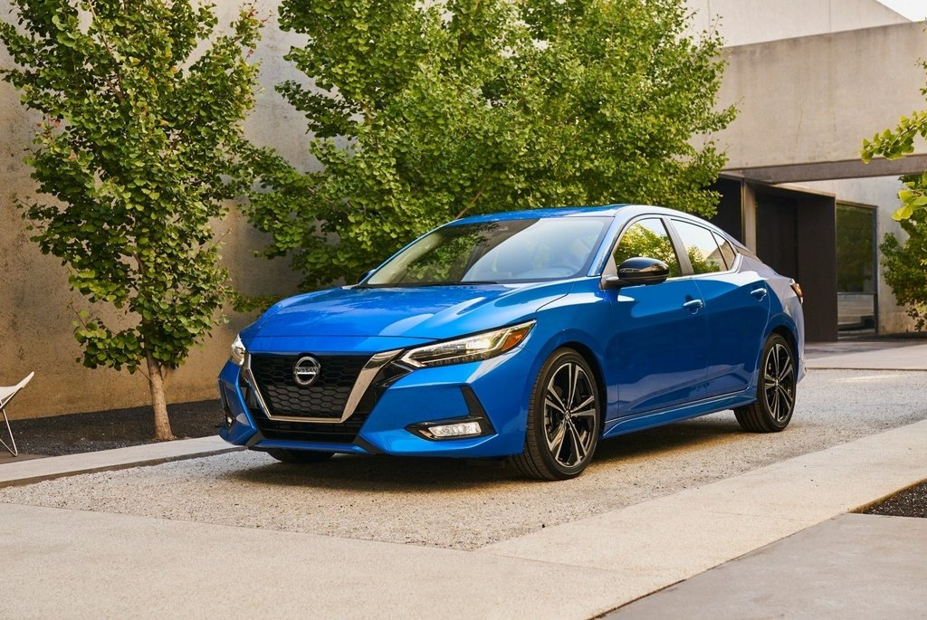 El examen de un sedán Nissan Sentra en 2020 el modelo del año