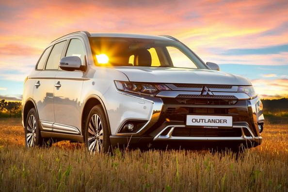 El examen de cruce Mitsubishi Outlander