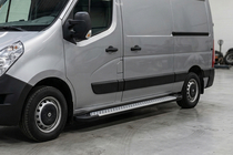 Nissan NV400 2010-2024 Estribos laterales tipo X5 (2 uds., aluminio) foto 1