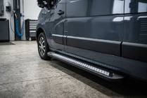 Nissan NV400 2010-2024 Estribos Laterales New Vision Black (2 uds., Aluminio) foto 1