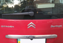 Peugeot Partner Tepee 2008-2018 Moldura cromada sobre la matrícula (acero inoxidable) foto 1