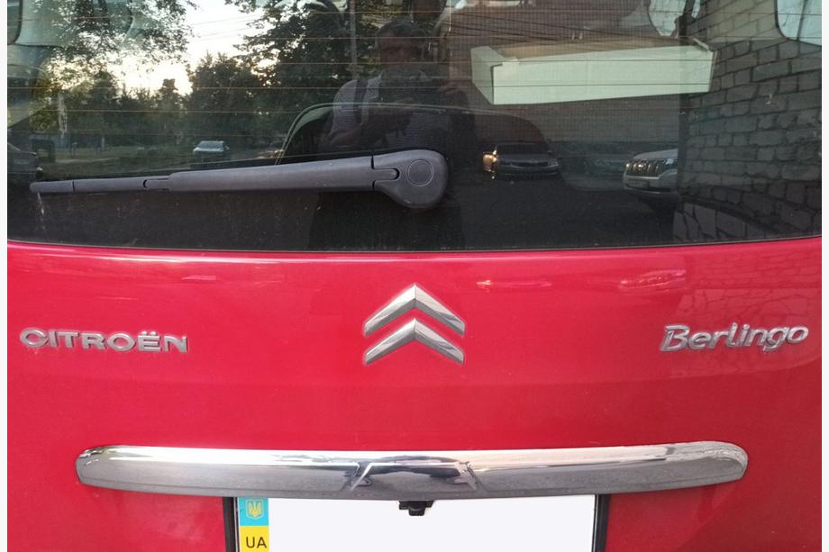 Peugeot Partner Tepee 2008-2018 Moldura cromada sobre la matrícula (acero inoxidable) Image