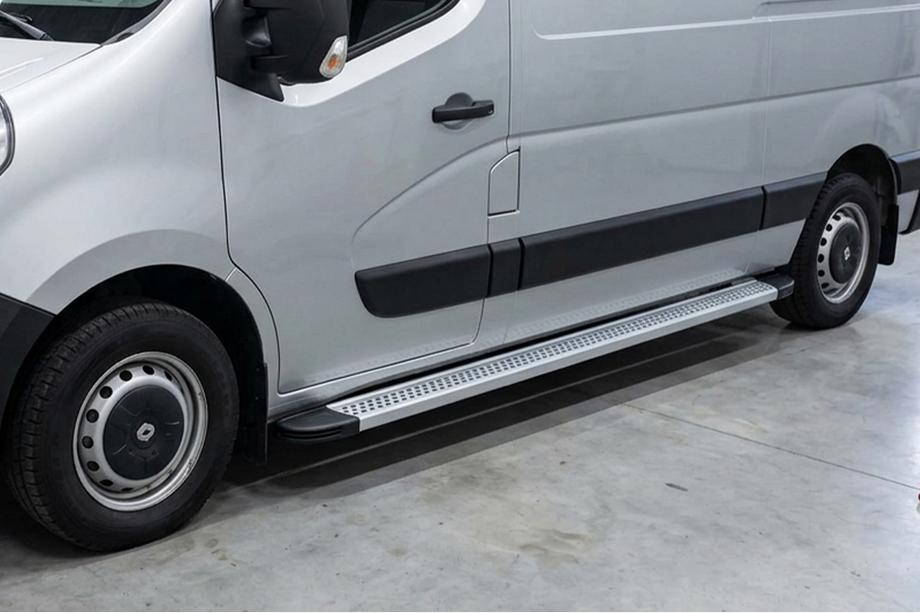 Nissan NV400 2010-2024 Estribos Laterales Maya V2 (2 uds., Aluminio) Image