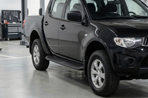 Mitsubishi L200 2015-2024 Estribos Laterales Tayga Black (2 uds., Aluminio) foto 1