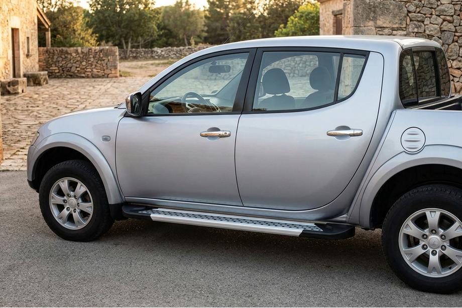 Mitsubishi L200 2015-2024 Estribos Laterales New Vision Grey (2 uds., Aluminio) Foto 1