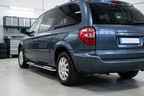 Chrysler Voyager 2001-2007 Estribos Laterales Tayga V2 (2 uds., Aluminio) foto 1