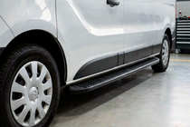 Opel Vivaro 2001–2015 Estribos Laterales Tayga Black (2 uds., Aluminio) foto 1