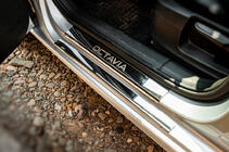 Skoda Octavia III A7 2013-2019 Protecciones de umbral Carmos V1 (8 uds., acero inoxidable) foto 5