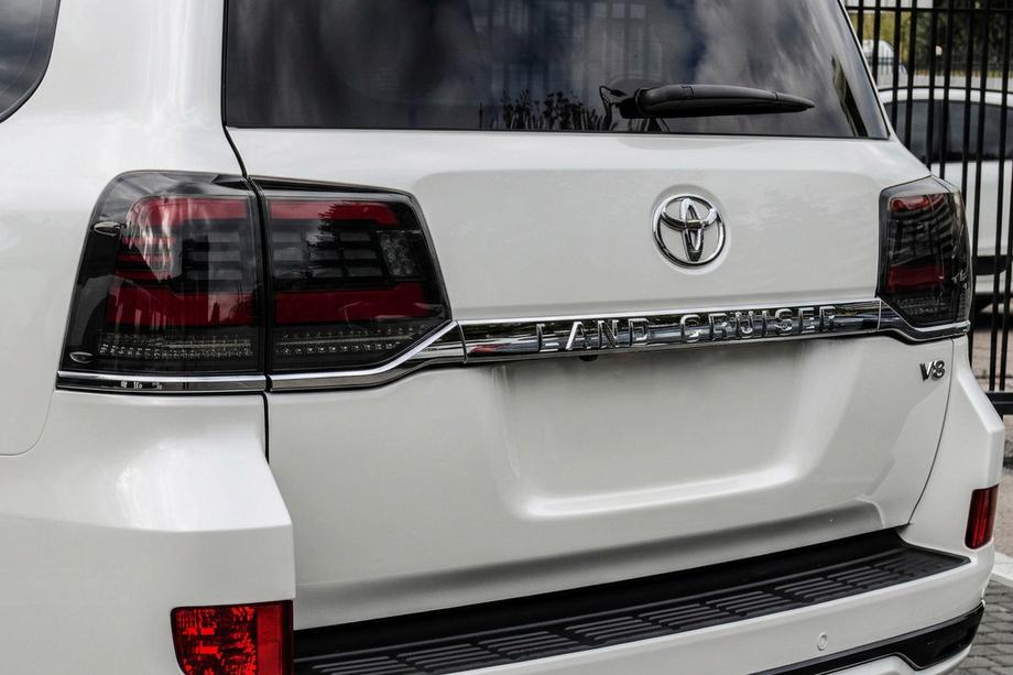 Toyota Land Cruiser 200 2007-2021 Pilotos Traseros 2016-2021 (Sequential Red) Image