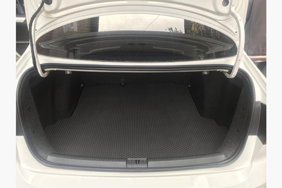 Volkswagen Jetta 2011-2018 Alfombrilla de maletero (EVA, Negro) Foto 4