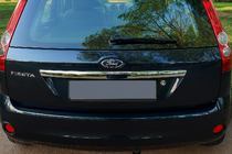 Ford Fiesta 2002-2008 Moldura cromada sobre la matrícula (acero inoxidable) foto 1