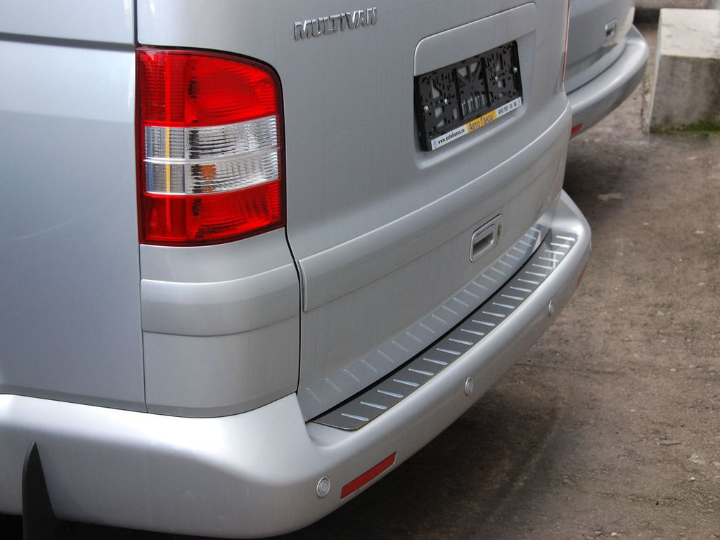 Embellecedor cromado en el parachoques trasero Volkswagen T5 Multivan