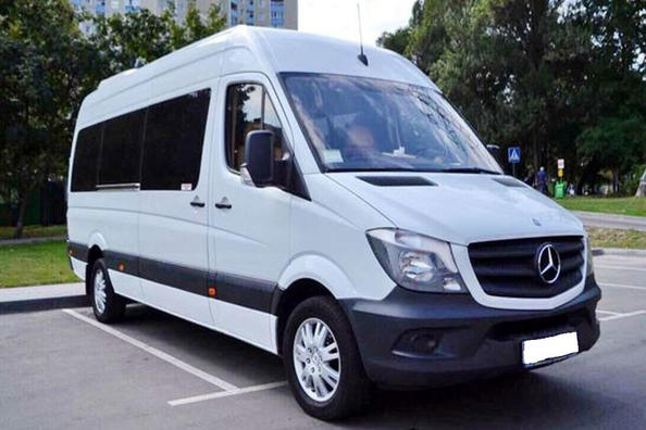 Reequipamiento de la camioneta Sprinter en una camioneta de pasajeros