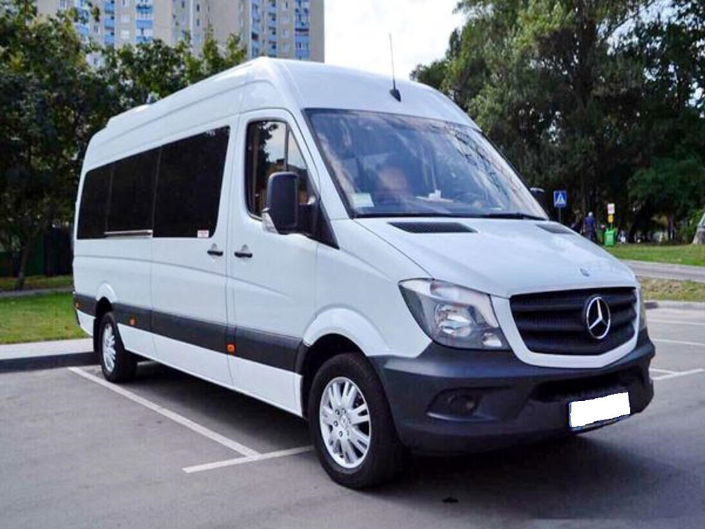 Reequipamiento de la camioneta Sprinter en una camioneta de pasajeros