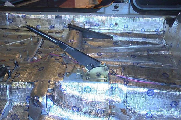 Aislamiento acústico de bricolaje del piso VAZ 2110