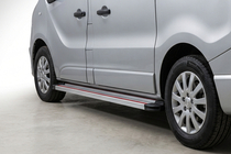Renault Trafic 2015- Estribos Laterales Maya Rojo-Gris (2 uds., Aluminio) Batalla larga foto 1