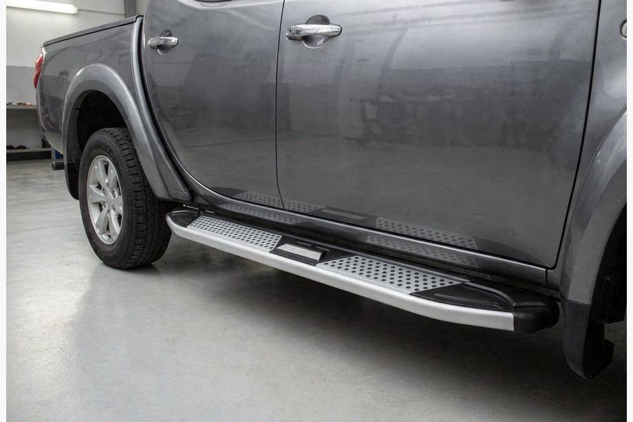 Mitsubishi L200 2006-2015 Estribos Laterales Mevsim Grey (2 uds., Aluminio) Image