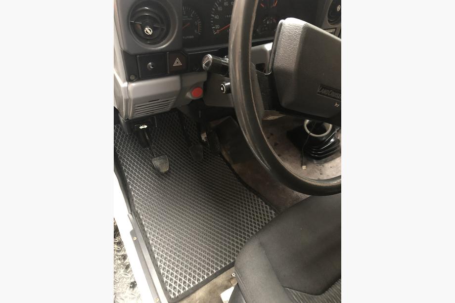 Toyota Land Cruiser 70 1984- Alfombrillas EVA (negras) Delanteros + trasero completo Foto 2