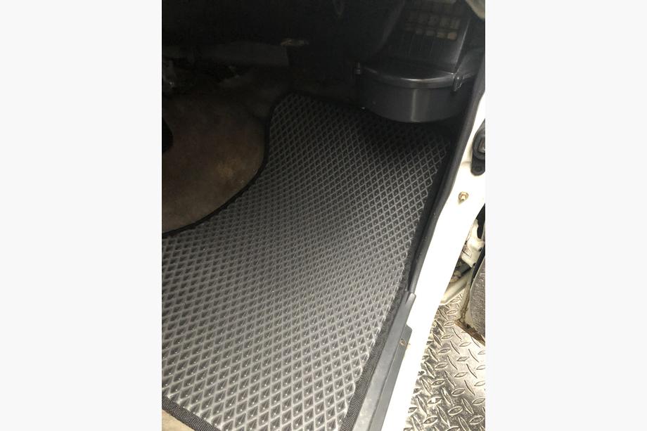 Toyota Land Cruiser 70 1984- Alfombrillas EVA (negras) Delanteros + trasero completo Foto 5