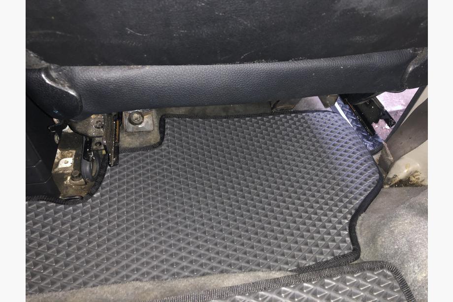 Toyota Land Cruiser 70 1984- Alfombrillas EVA (negras) Delanteros + trasero completo Foto 9