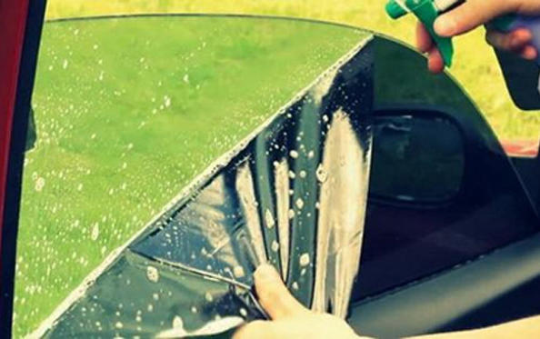 Cómo quitar el tinte del vidrio del automóvil con sus propias manos