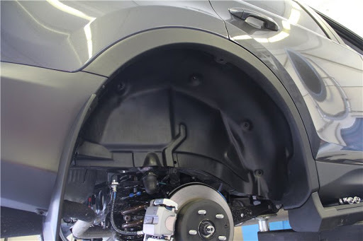 ¿Cómo instalar revestimientos de pasos de rueda en un automóvil con sus propias manos?