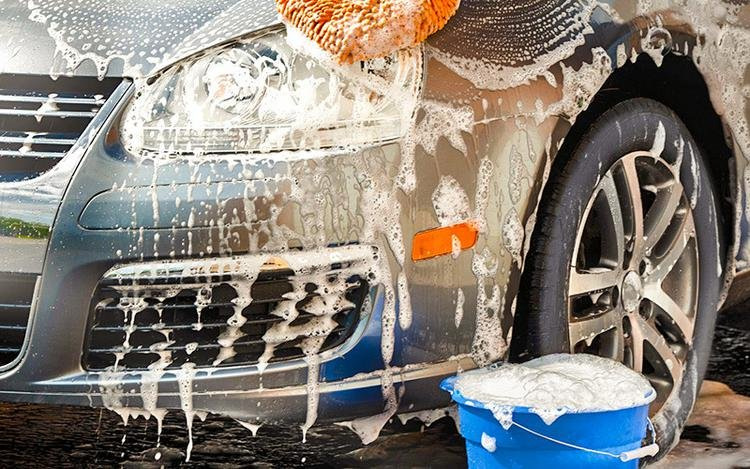 ¿Cómo lavar adecuadamente tu auto con tus propias manos?