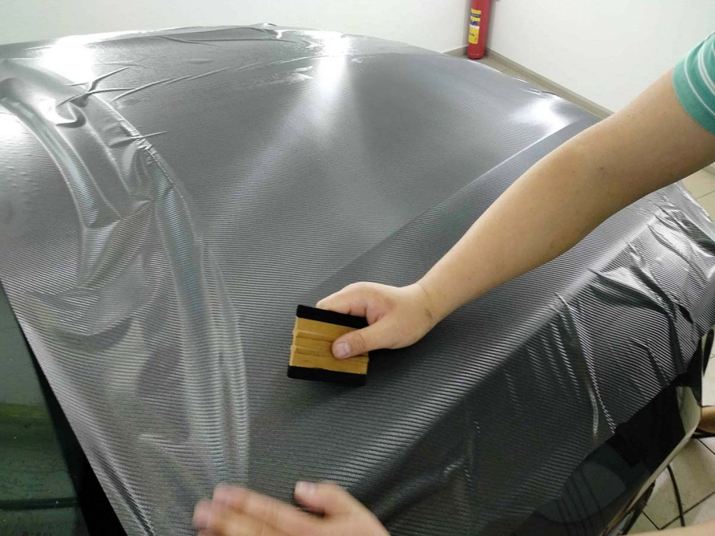Cómo pegar una película de carbono en un automóvil con sus propias manos.
