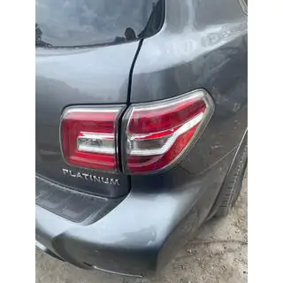 Pilotos traseros LED (Original, usado, año 2019) Nissan Armada 2016-2024 foto 3