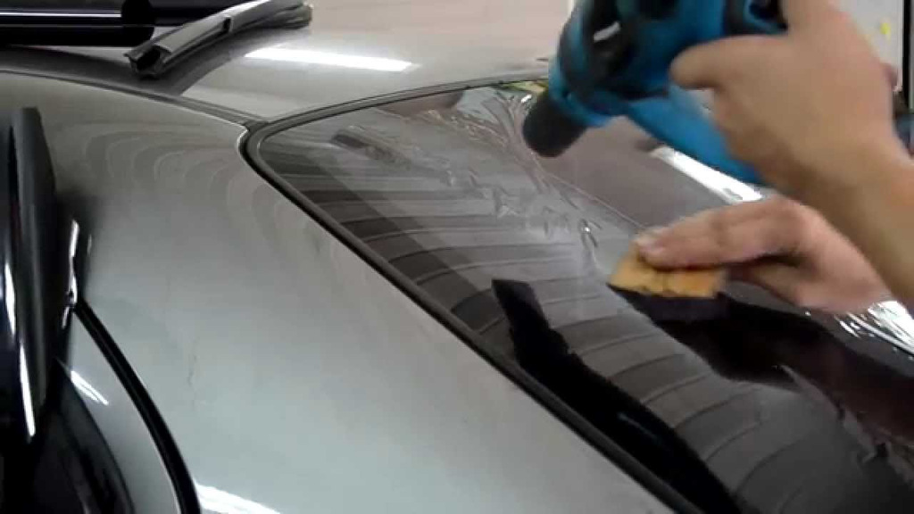 Hágalo usted mismo tintado de la ventana trasera del automóvil