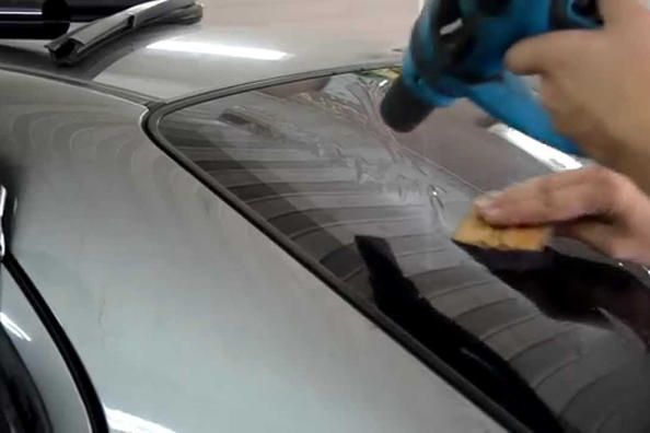 Hágalo usted mismo tintado de la ventana trasera del automóvil