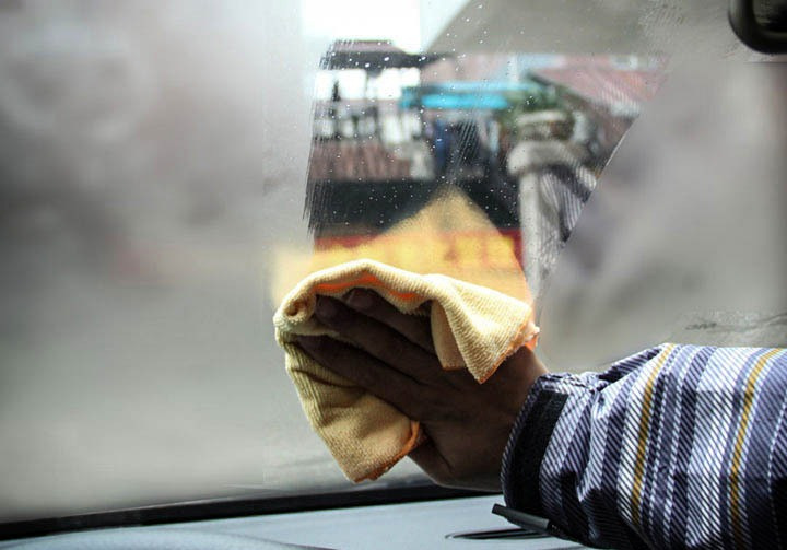 ¿Por qué se empañan las ventanas del automóvil y cómo deshacerse de ellas?